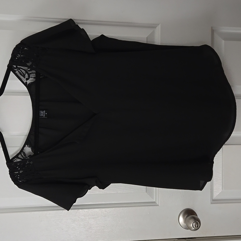 Torrid FLUTTER SLEEVE BLACK AND LACE Elegant Women's Top SZ 0